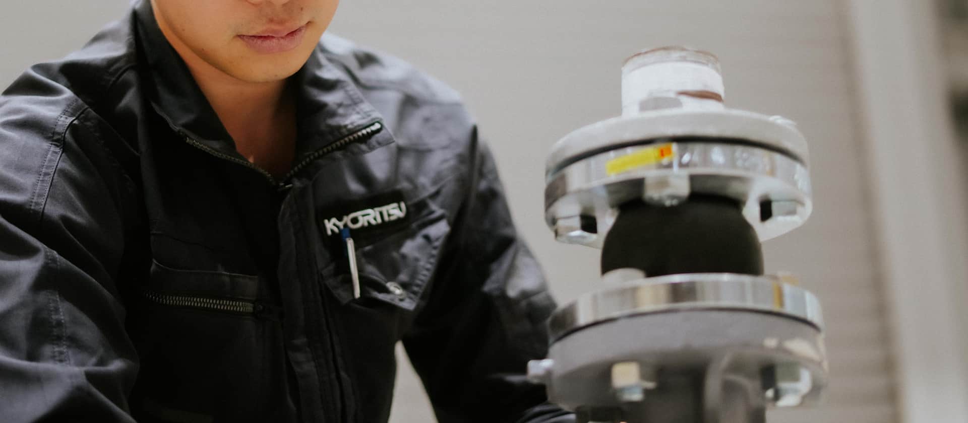 モニターを見つめる社員の様子