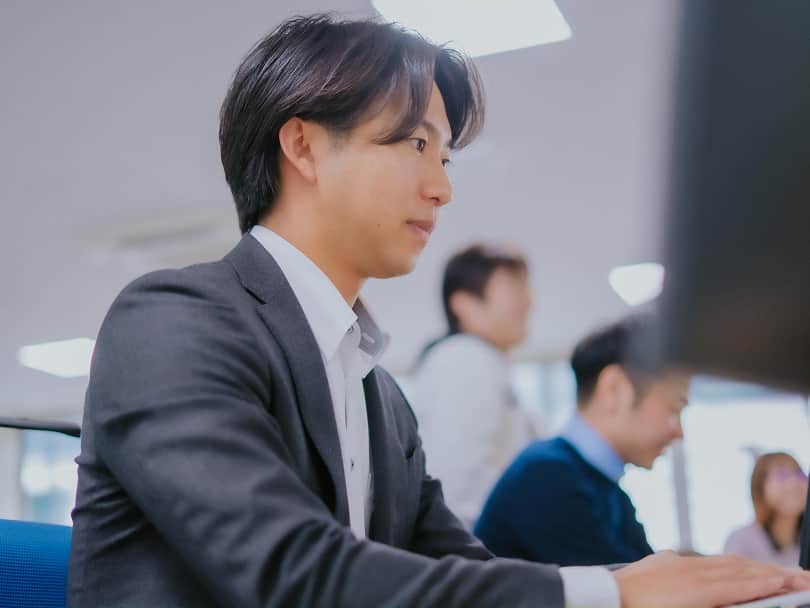 社員が機械を操作する様子