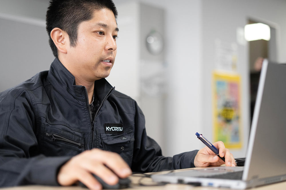 作業をする男性社員