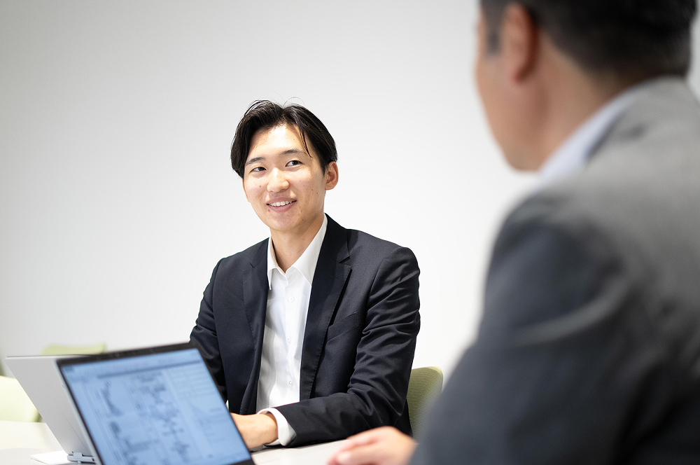 話をする男性社員