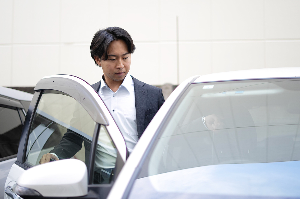 現場に向かう男性社員