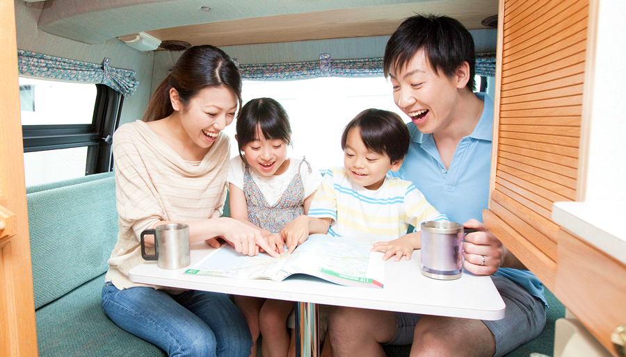 旅行を計画する家族